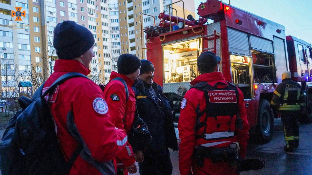 В Киевской области из-за павербанка возник пожар в квартире на 17 этаже дома: бойцы ГСЧС спасли женщину. Фото