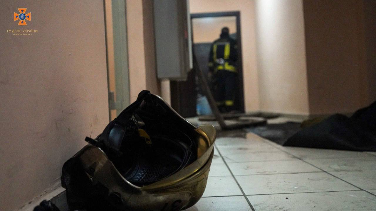 На Київщині через павербанк виникла пожежа в квартирі на 17 поверсі будинку: бійці ДСНС врятували жінку. Фото