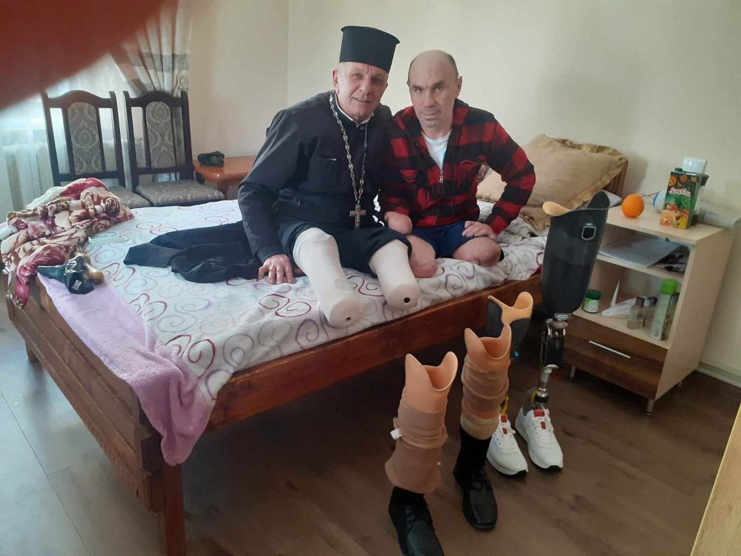 Український священник, що 22 роки носить протези, зворушливо підтримав військового, який втратив кінцівки. Фото