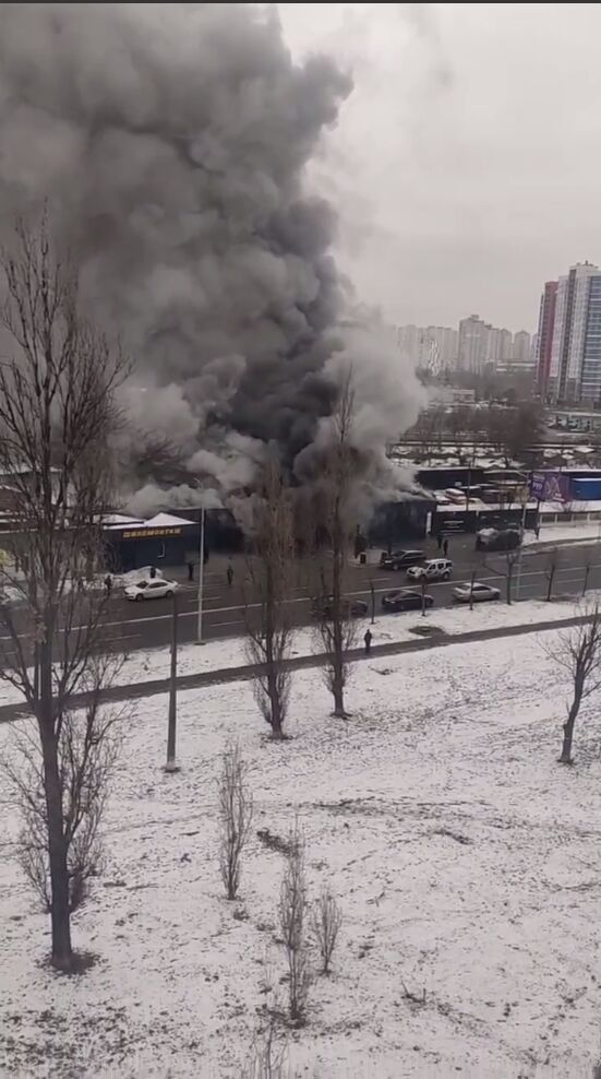 В Киеве на Березняках произошел масштабный пожар на автомойке: движение транспорта затруднено. Фото и видео