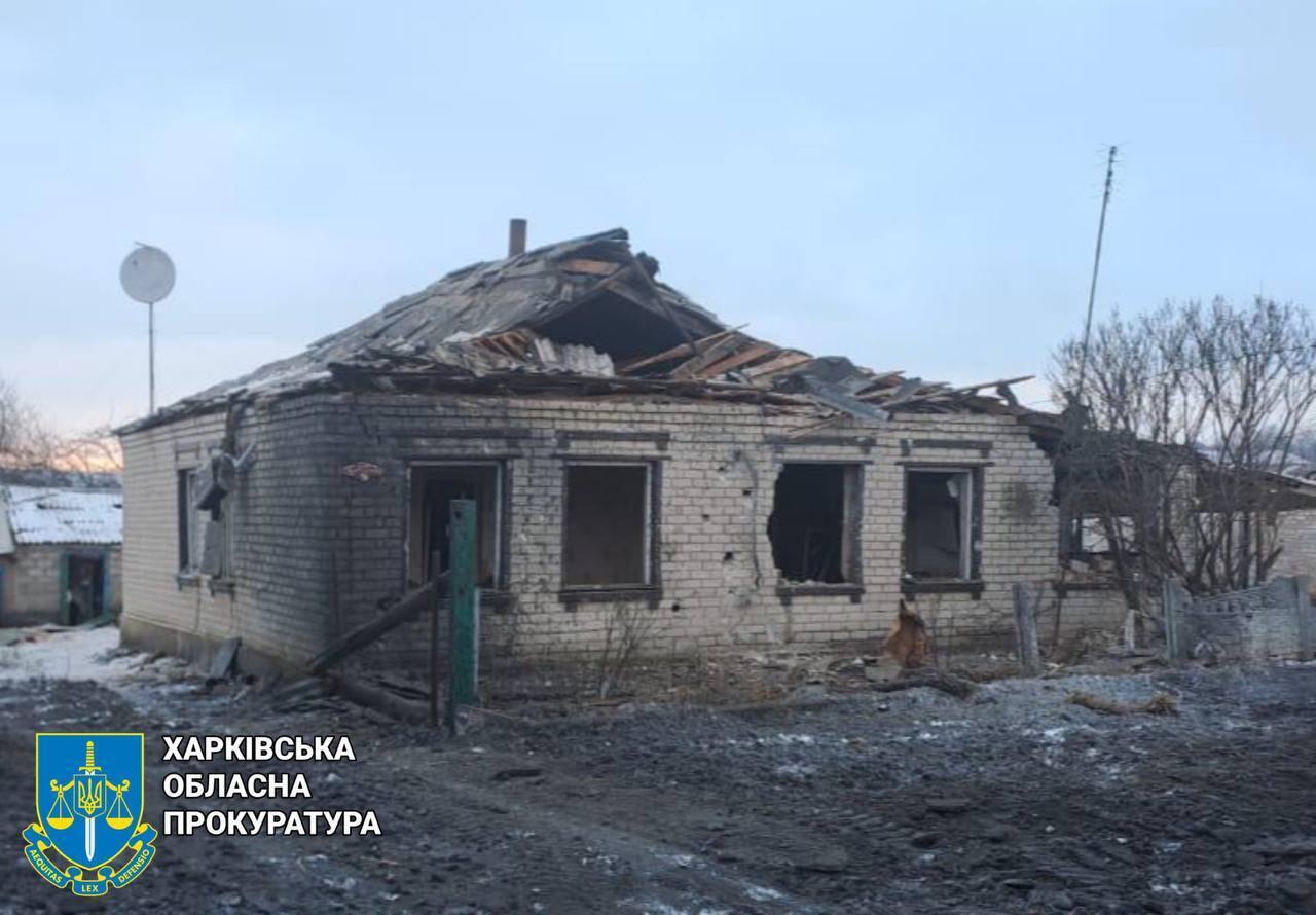 Окупанти обстріляли авіабомбами Куп'янський район: влучили в школу, загинула жінка. Фото