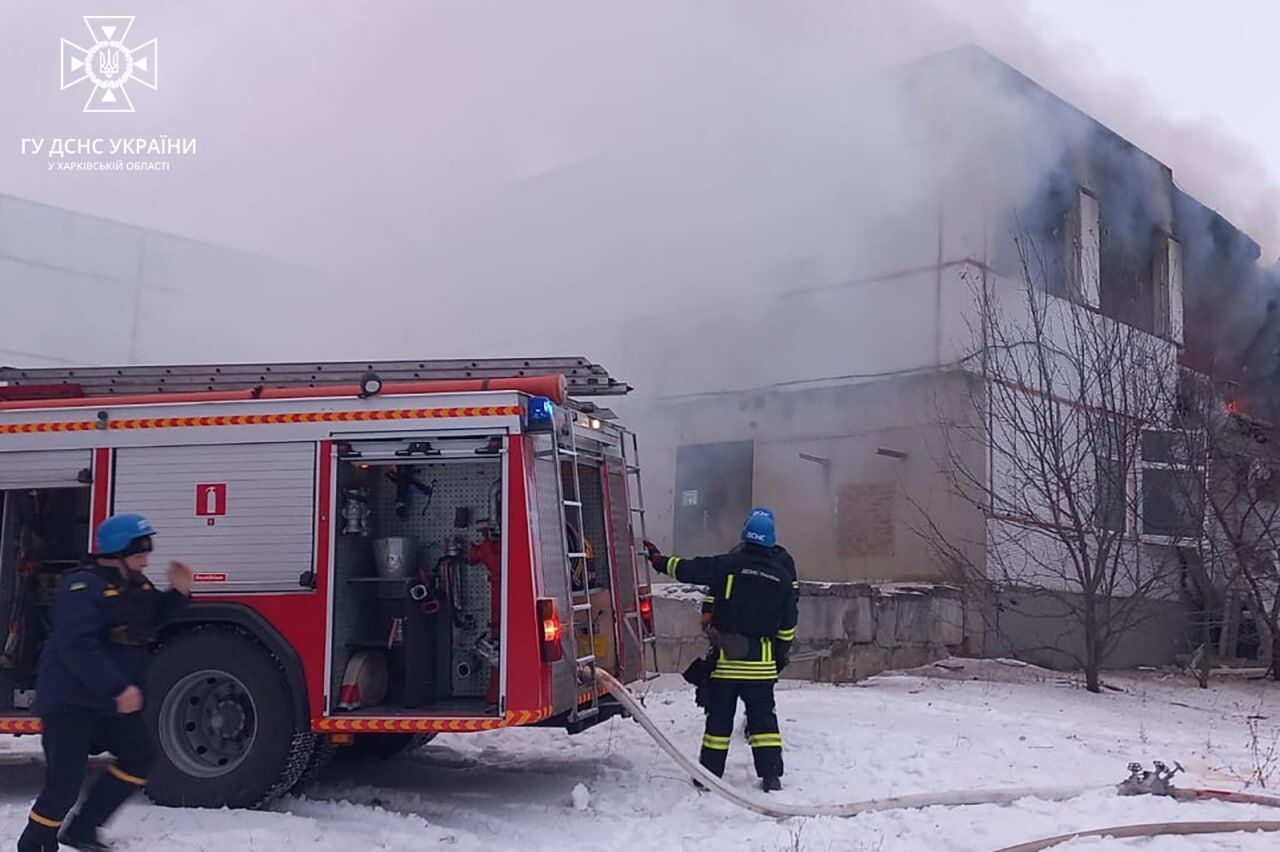 Окупанти обстріляли авіабомбами Куп'янський район: влучили в школу, загинула жінка. Фото