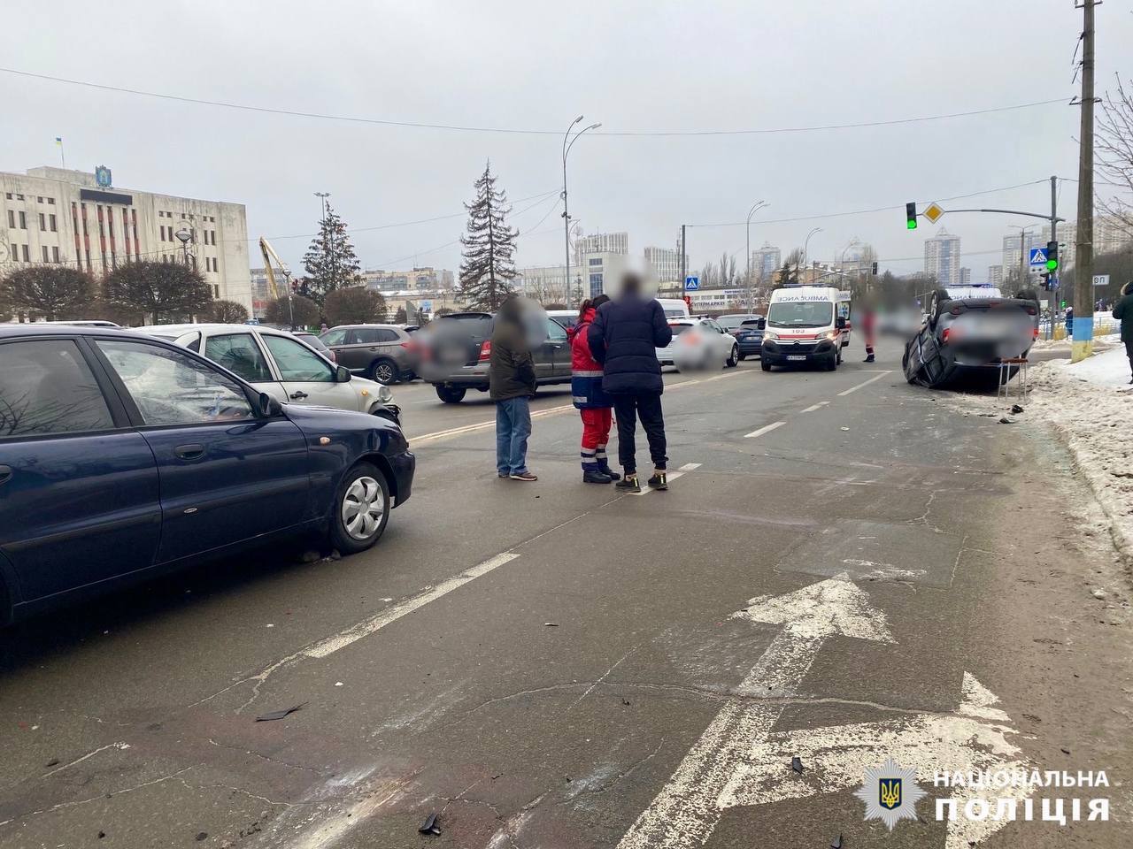 На Киевщине Nissan протаранил две легковушки, а затем перевернулся: есть пострадавшие. Фото