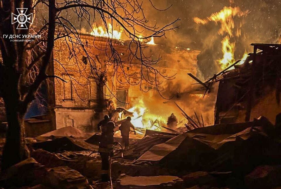На Сумщині через ворожі обстріли сталася масштабна пожежа: палав Будинок культури та домівки мирних мешканців. Відео