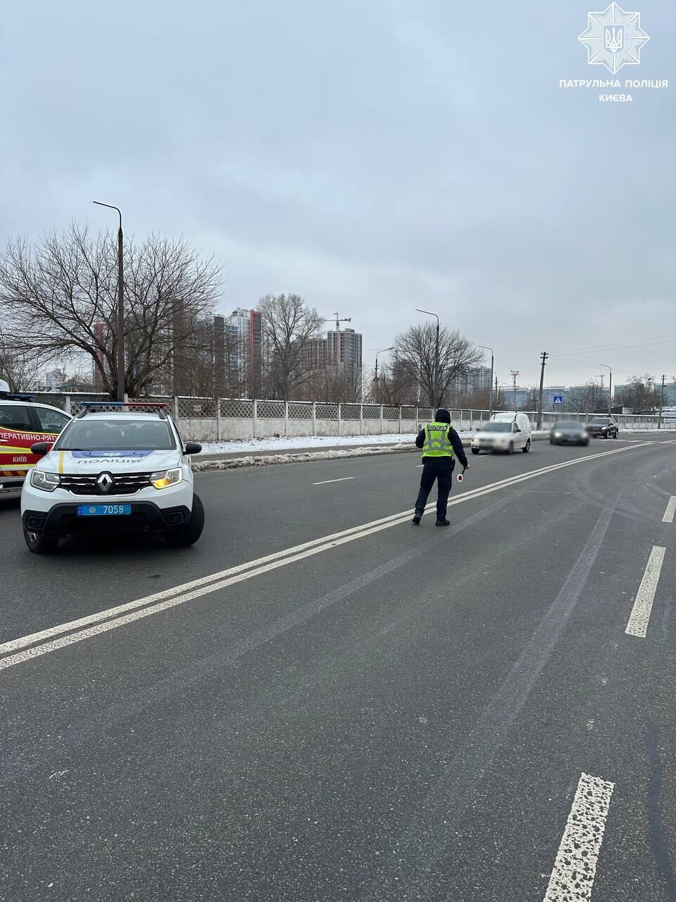 В Киеве на Березняках произошел масштабный пожар на автомойке: движение транспорта затруднено. Фото и видео