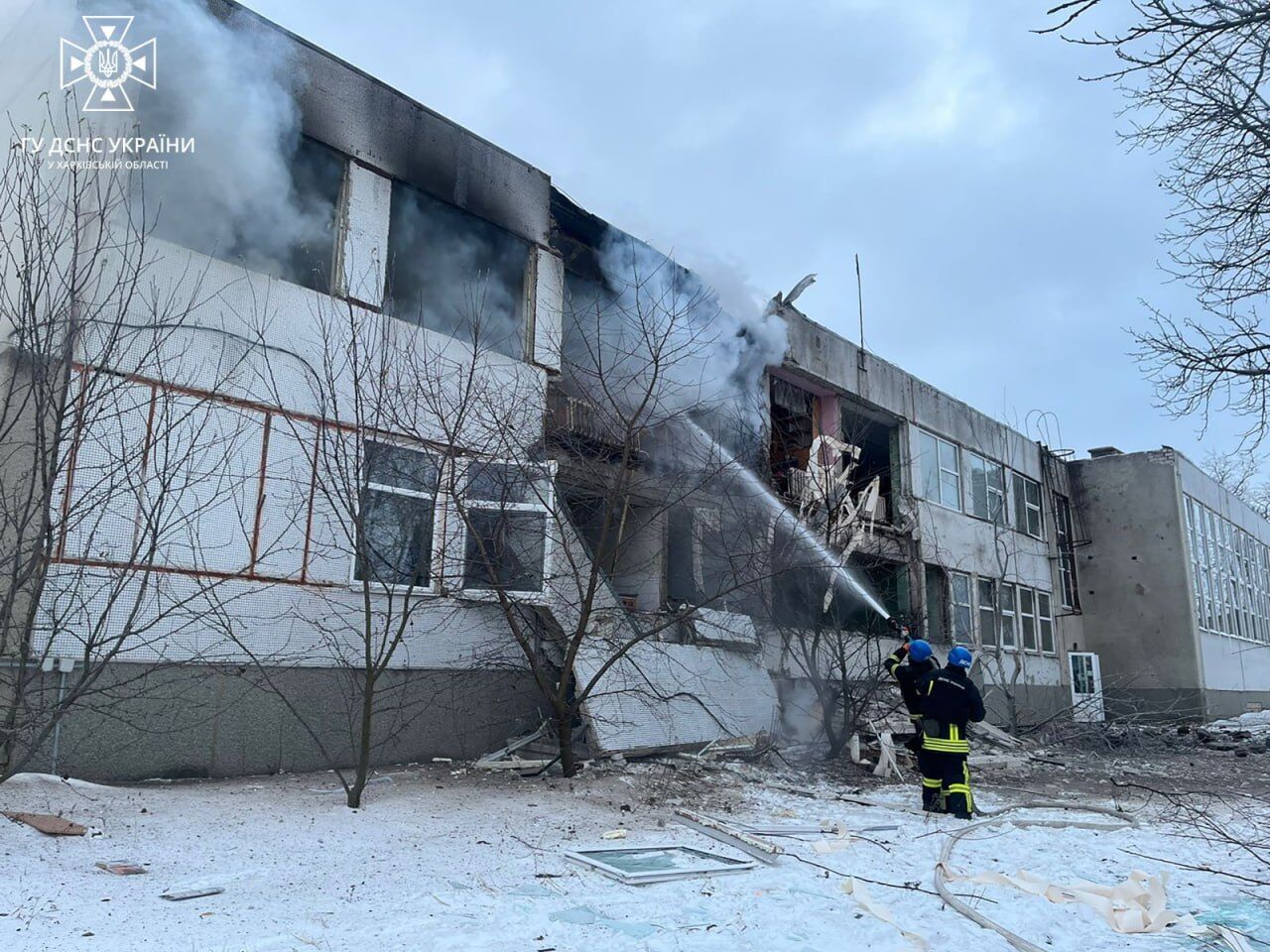 Окупанти обстріляли авіабомбами Куп'янський район: влучили в школу, загинула жінка. Фото