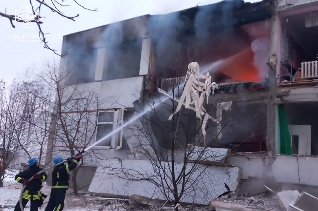 Окупанти обстріляли авіабомбами Куп'янський район: влучили в школу, загинула жінка. Фото