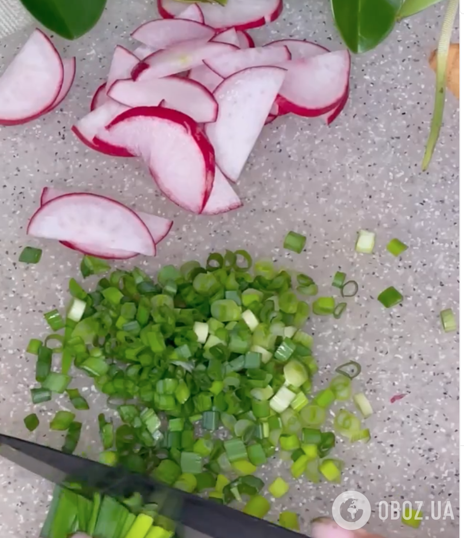 Свежие овощи и зелень для салата