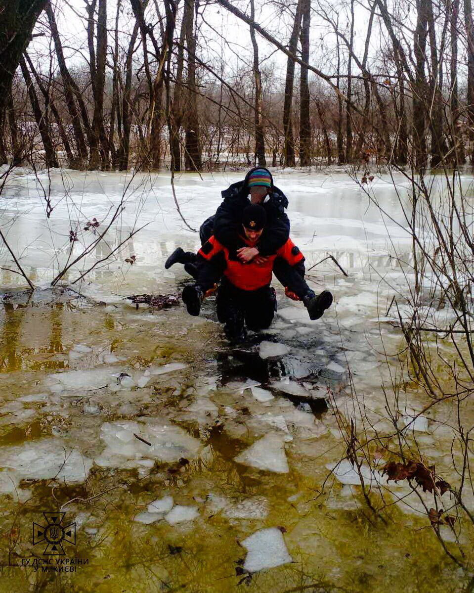 Щоб не потонути, заліз на дерево: у Києві водолази врятували чоловіка з крижаної пастки. Фото