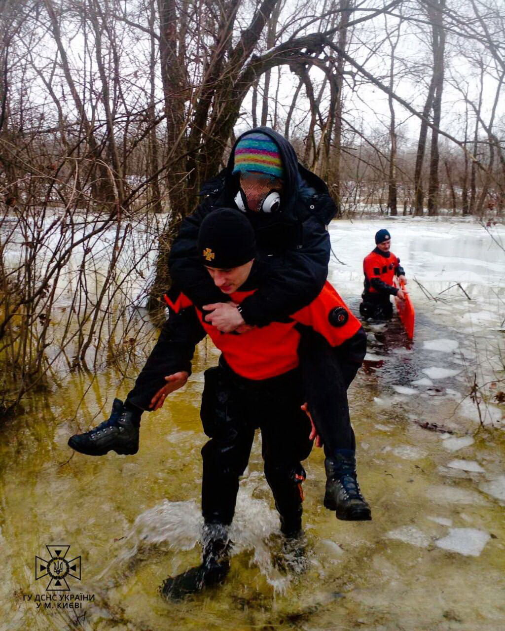 Щоб не потонути, заліз на дерево: у Києві водолази врятували чоловіка з крижаної пастки. Фото