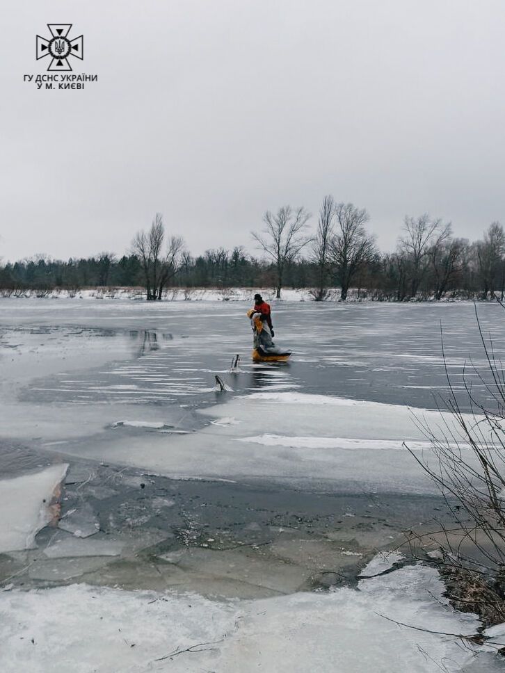 Був на відстані 50 метрів від берега: у Києві водолази врятували чоловіка, який провалився під кригу. Фото і відео