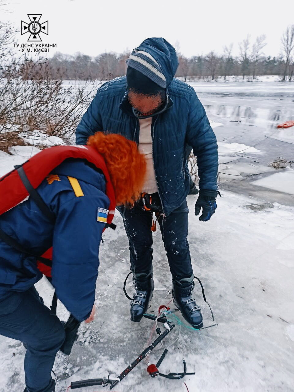 Був на відстані 50 метрів від берега: у Києві водолази врятували чоловіка, який провалився під кригу. Фото і відео