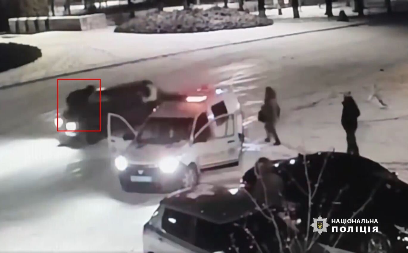 На Київщині п’яний водій, тікаючи від правоохоронців, збив поліцейського та провіз його на капоті авто. Відео
