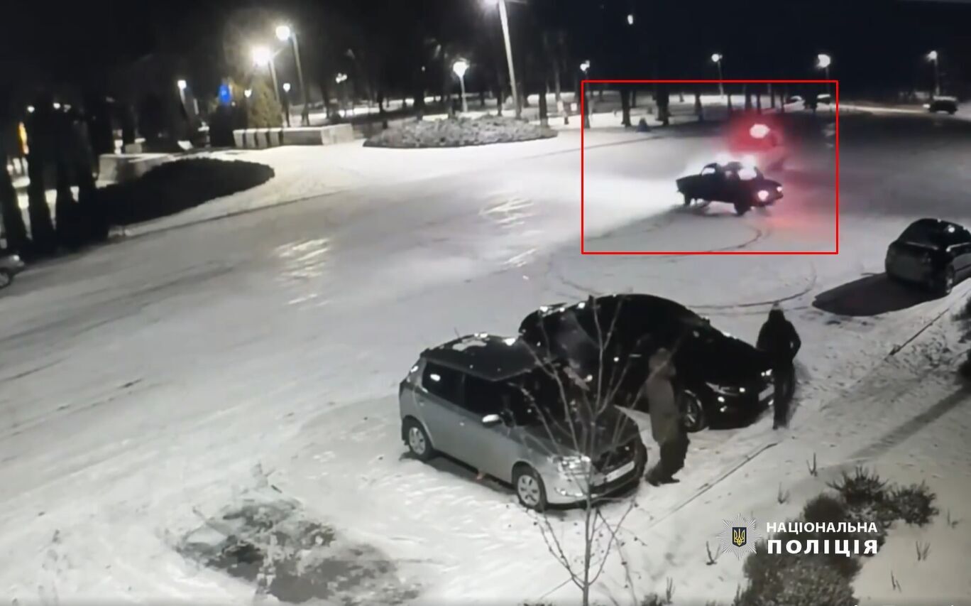 На Київщині п’яний водій, тікаючи від правоохоронців, збив поліцейського та провіз його на капоті авто. Відео