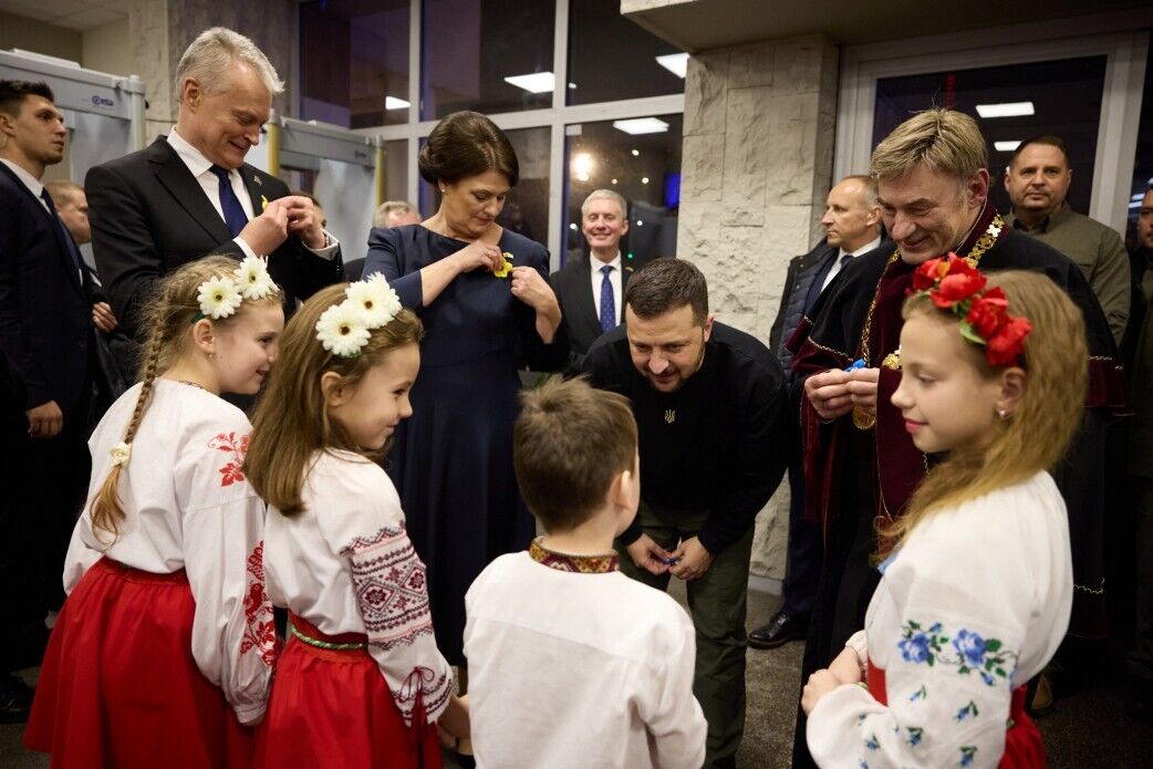 Під час візиту до Вільнюса Зеленський зустрівся з українською громадою Литви. Фото