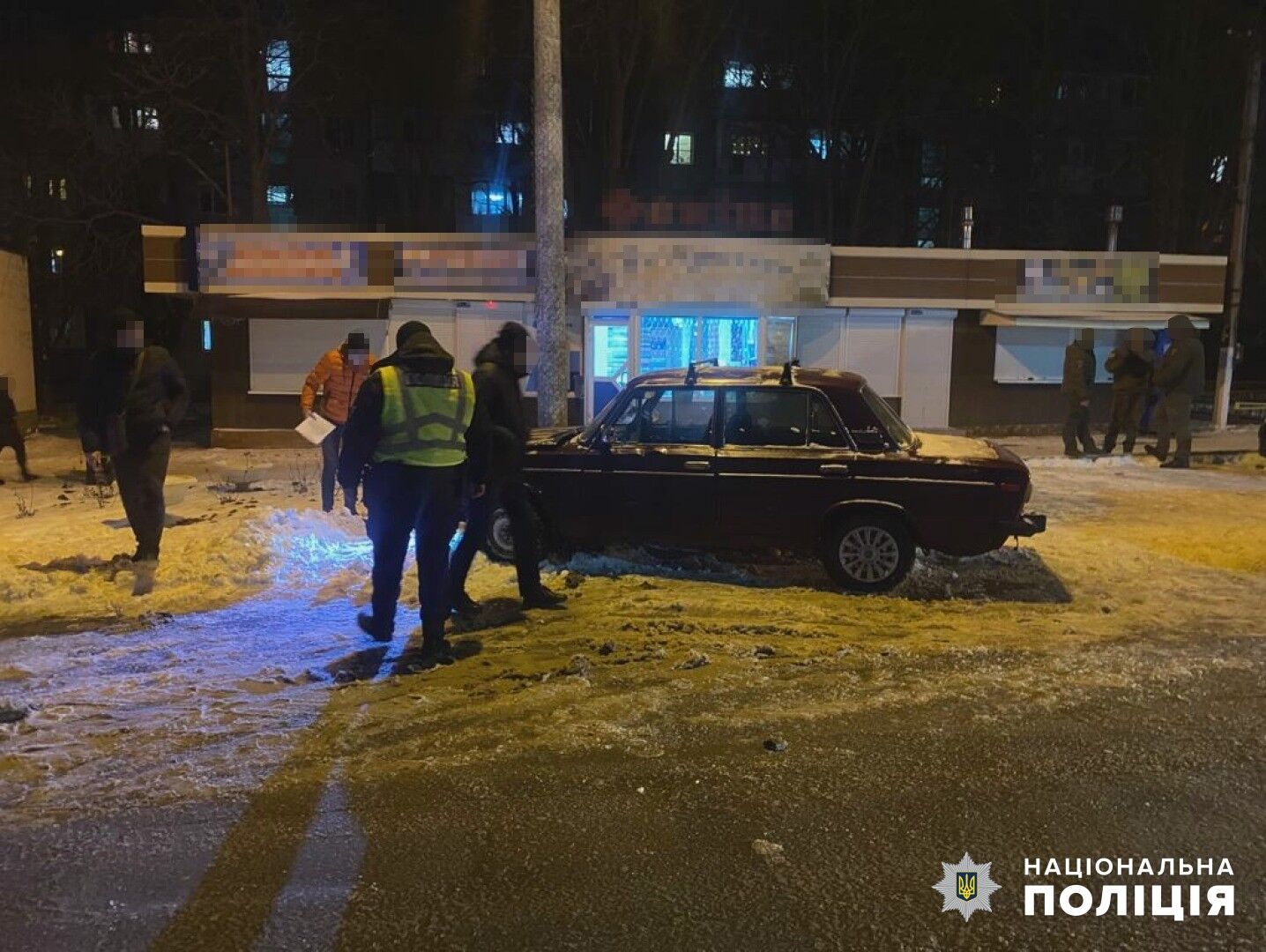 В Черноморске из-за обрыва буксировочного троса авто вылетело на обочину и сбило мать с ребенком: девочка умерла в больнице. Фото