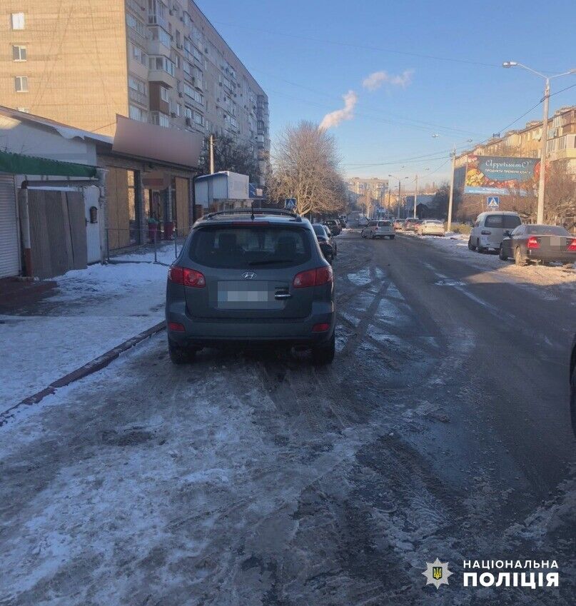 В Черноморске из-за обрыва буксировочного троса авто вылетело на обочину и сбило мать с ребенком: девочка умерла в больнице. Фото