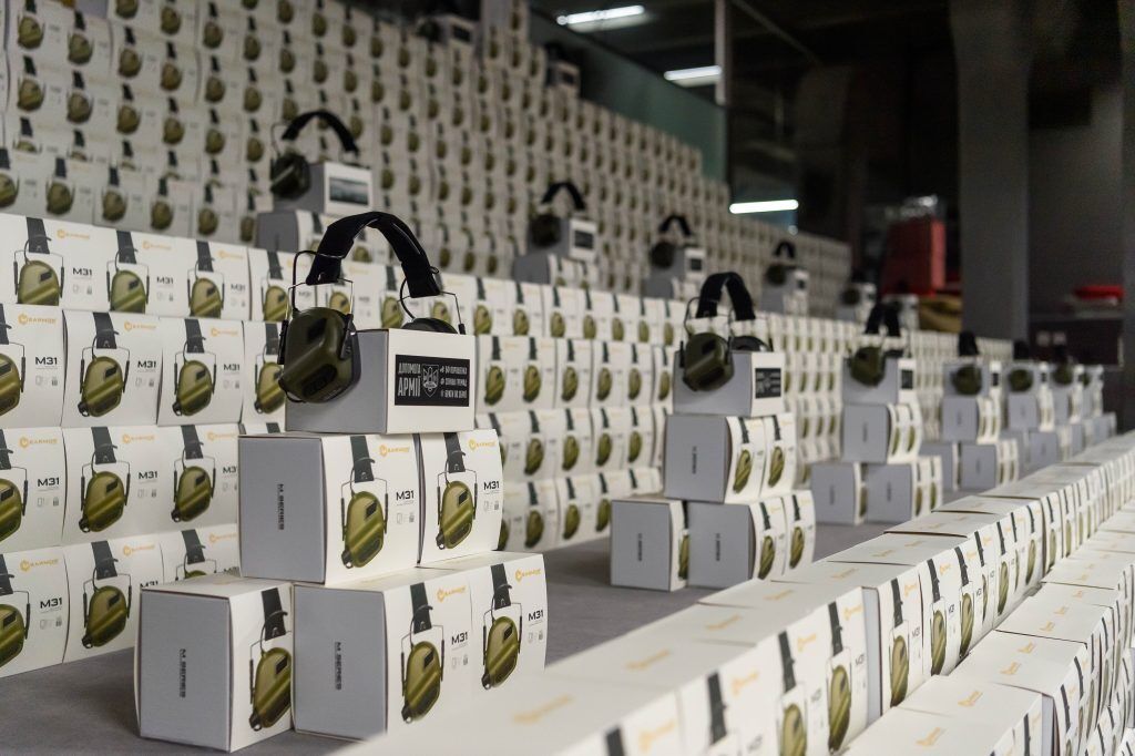 Мелочи на фронте не бывает: Порошенко передал в бригады ВСУ более тысячи активных наушников