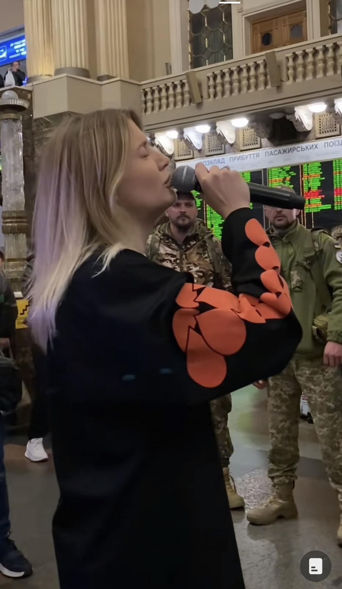 KOLA розплакалася під час виступу на вокзалі, побачивши військових: відео розчулило мережу