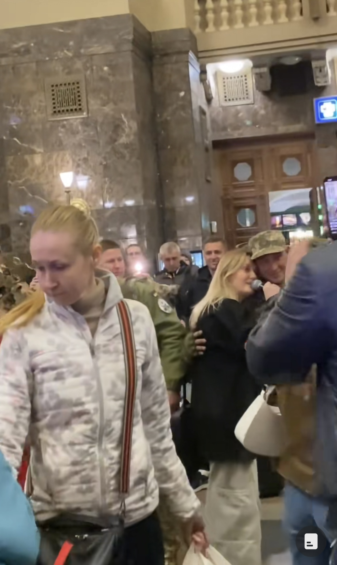 KOLA расплакалась во время выступления на вокзале, увидев военных: видео растрогало сеть
