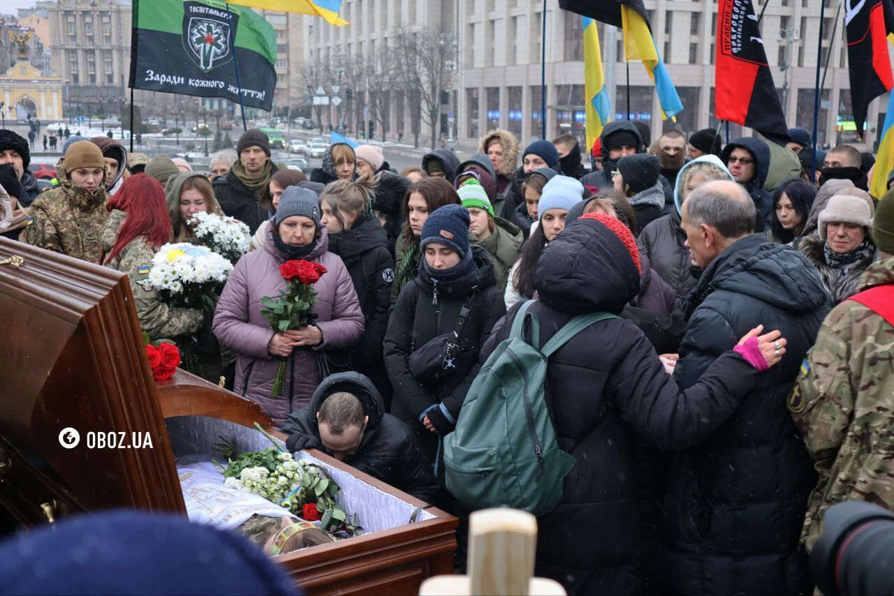 В Киеве под звуки воздушной тревоги простились с погибшим на фронте поэтом Кривцовым. Фото и видео