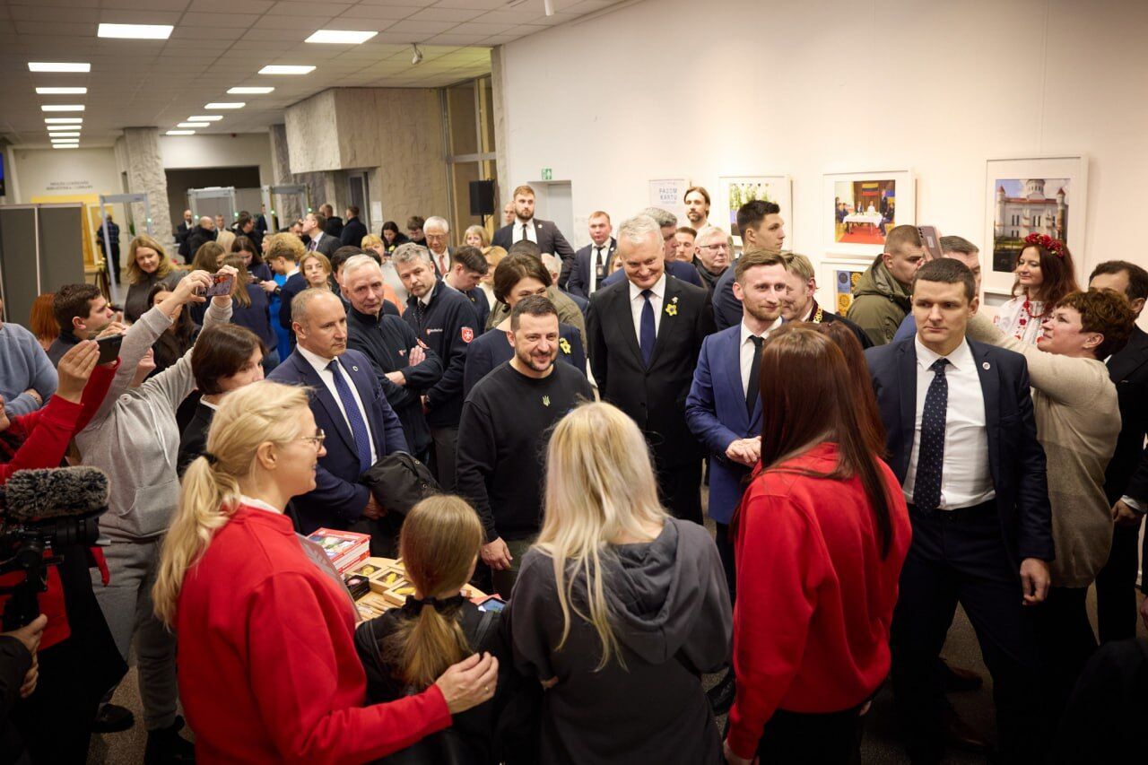 Во время визита в Вильнюс Зеленский встретился с украинской громадой Литвы. Фото