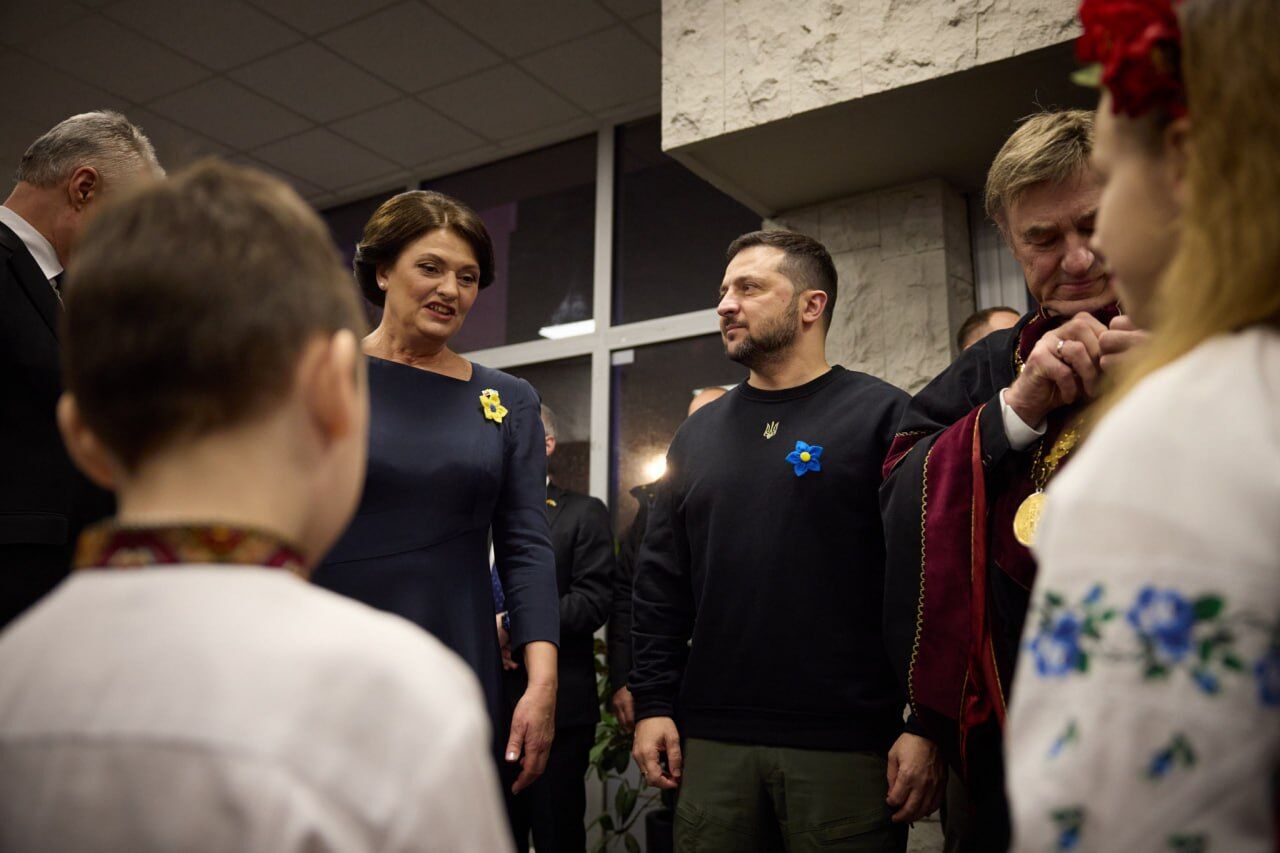 Во время визита в Вильнюс Зеленский встретился с украинской громадой Литвы. Фото