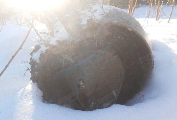 На Дніпропетровщині чоловік знайшов у себе в городі частину ворожої ракети. Фото