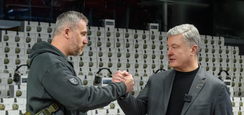 Мелочи на фронте не бывает: Порошенко передал в бригады ВСУ более тысячи активных наушников