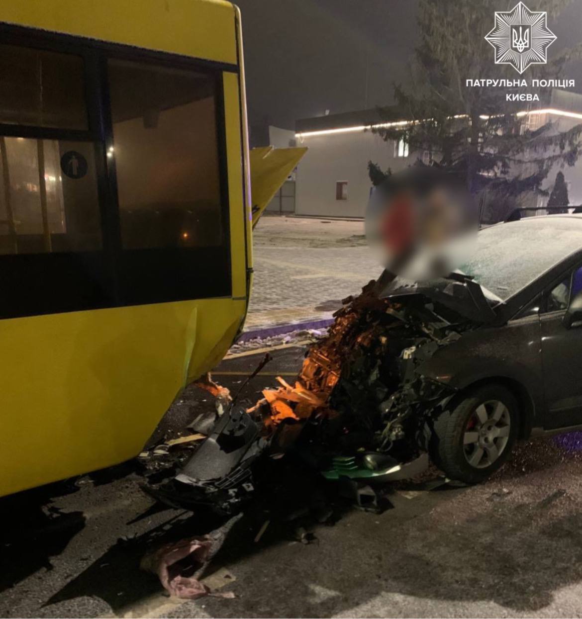 В Киеве легковушка на скорости протаранила маршрутку, которая на остановке высаживала пассажиров. Фото