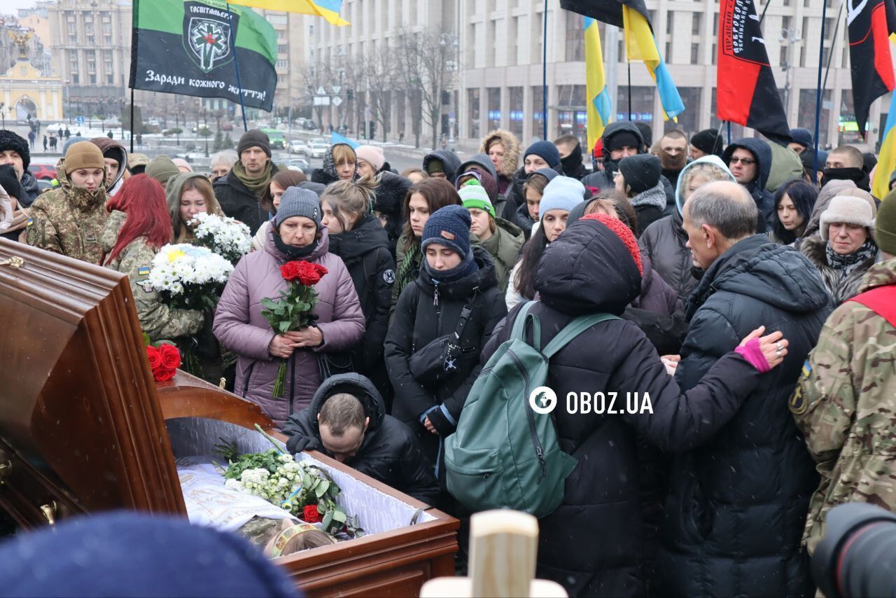В Киеве под звуки воздушной тревоги простились с погибшим на фронте поэтом Кривцовым. Фото и видео