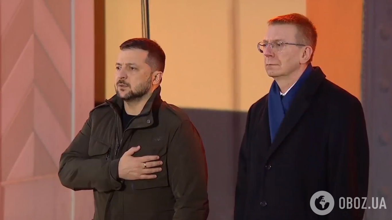 Президенты слушали гимн Украины.