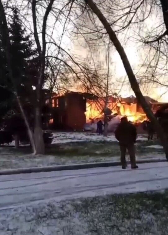 Пожежа була видовищна: у Чечні згорів штаб 70-го мотострілецького полку. Відео 