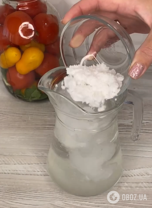 Только вода, соль и сахар: как быстро заквасить помидоры без заморочки