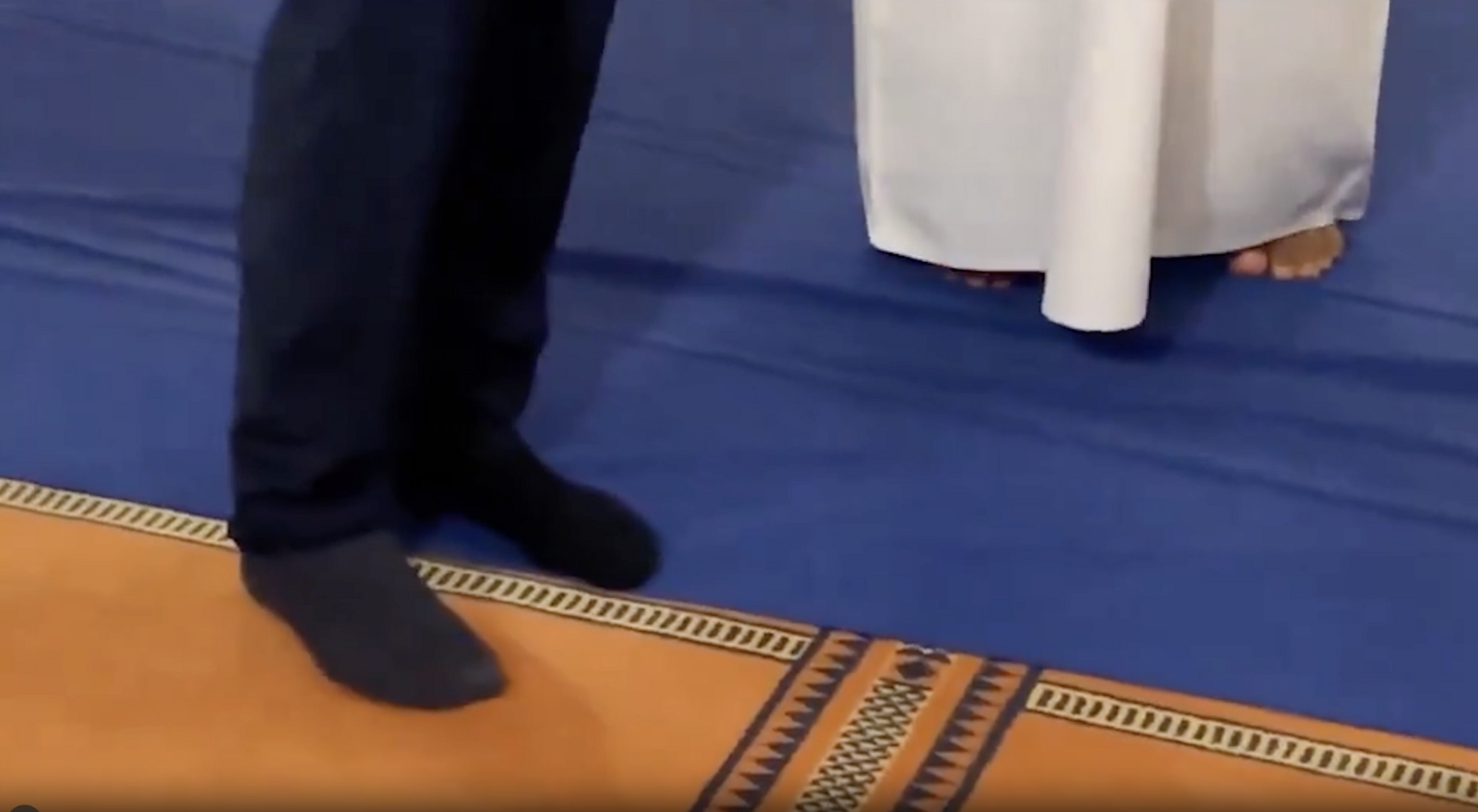Вице-канцлер Германии во время визита в Оман разулся в мечети и засветил разные носки: конфуз попал на видео