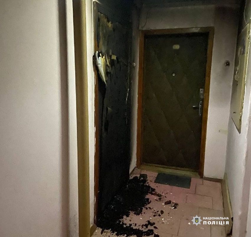 У Києві судитимуть ревнивця: підпалив двері квартири колишньої дівчини, бо почала жити з іншим. Фото