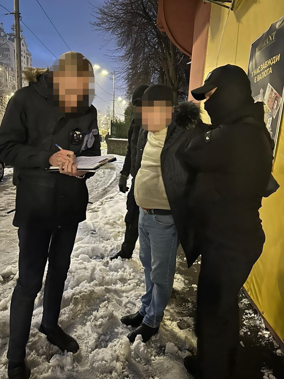 У Києві на гарячому затримали посадовця Фонду держмайна, який вимагав хабар за оренду приміщення. Фото