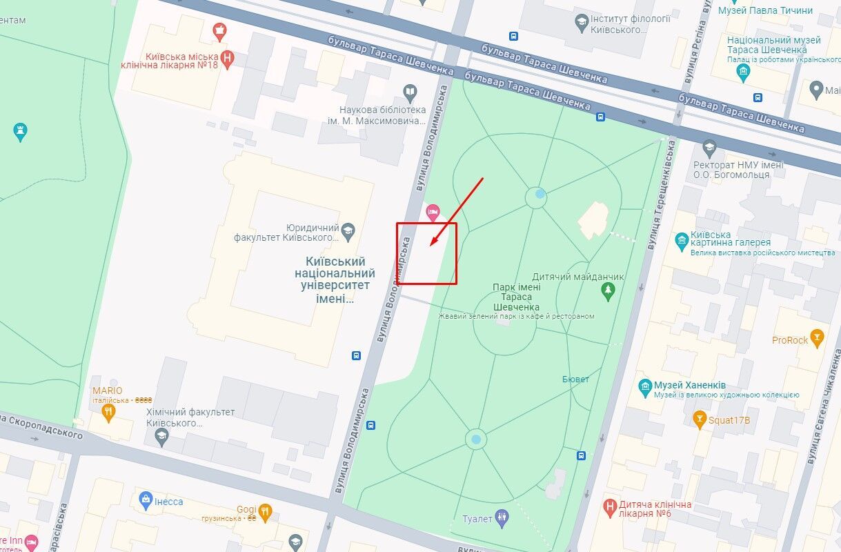У Києві біля "червоного" корпусу університету Шевченка загорівся BMW. Відео
