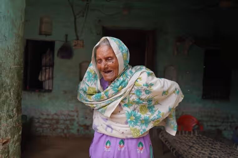 92-річна бабуся стала найстаршою ученицею початкової школи в Індії: вона вже навчилася читати і писати