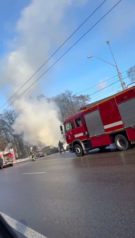 В Киеве возле "красного" корпуса университета Шевченко загорелся BMW. Видео
