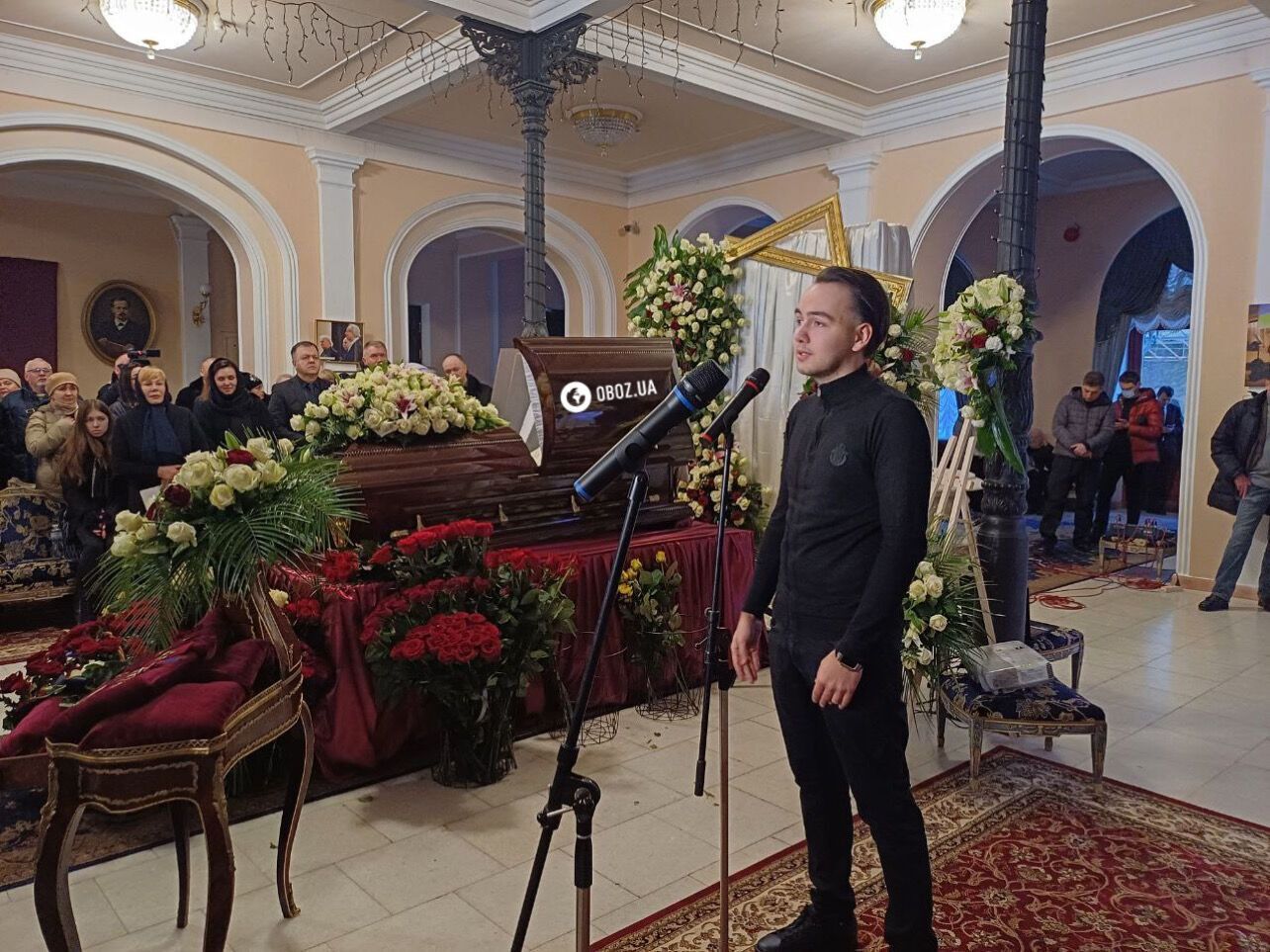 У Києві попрощалися з Віталієм Білоножком: прийшли Філарет і військові ЗСУ, а Лобода й Ротару передали квіти