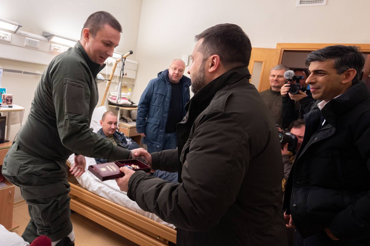 "Ми бачимо, як у нашу державу вірять, а народ поважають": Зеленський подякував усім українцям, які не злякались ворога. Фото