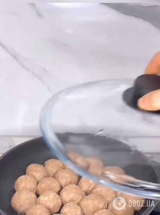 До картоплі, гречки та рису: соковиті фрикадельки для обіду на сковорідці