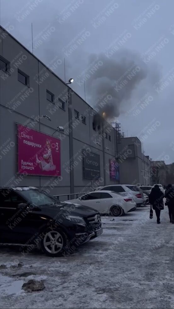 У Києві в ТРЦ Cosmo Multimall сталась пожежа в дитячій кімнаті: відомо подробиці. Фото і відео