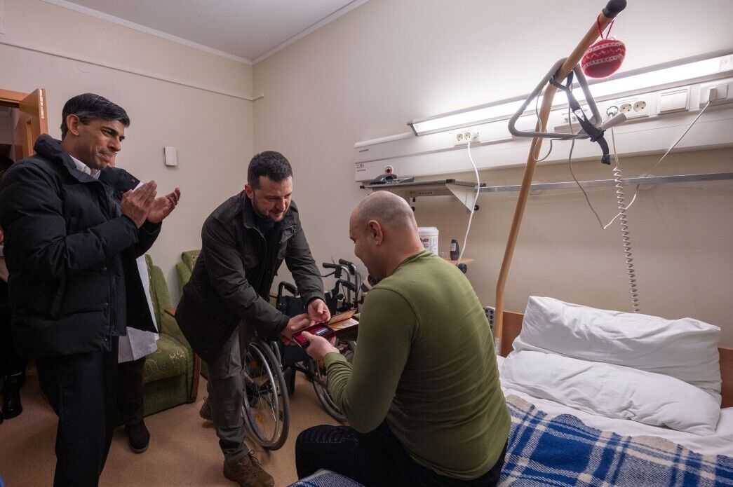 Зеленский и Сунак посетили украинских военных в одном из киевских медучреждений. Фото