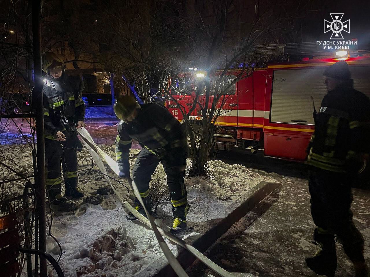 У Києві сталась пожежа в сміттєзбірнику багатоповерхівки: є загиблі. Фото