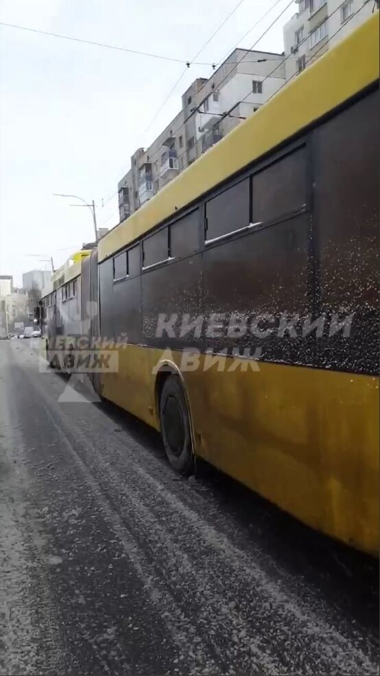 Дорога "усеяна" обломками: в Киеве легковушка въехала в троллейбус. Видео