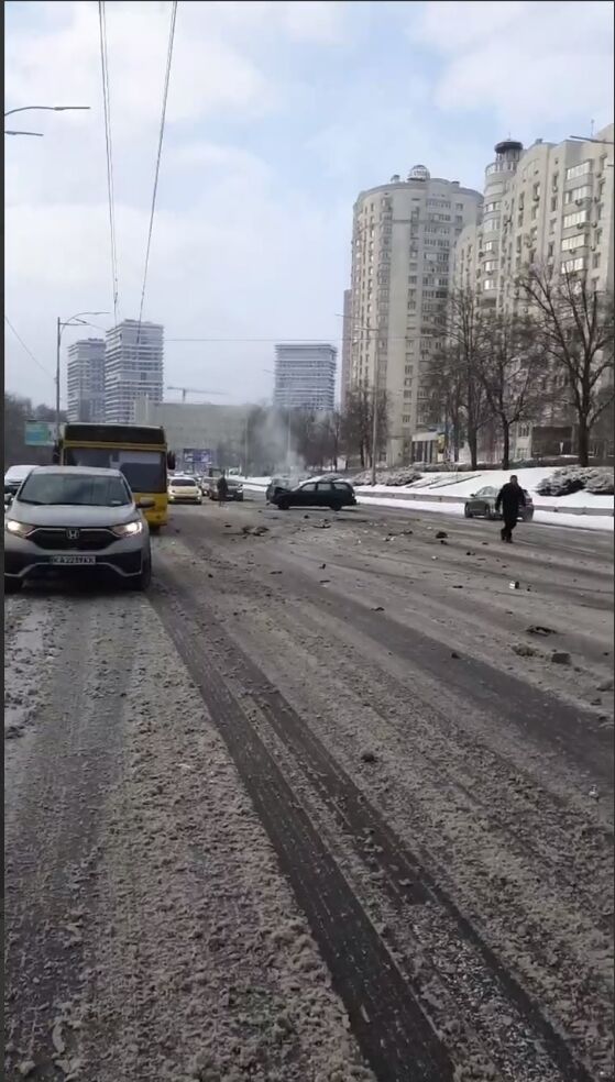 Дорога "усеяна" обломками: в Киеве легковушка въехала в троллейбус. Видео