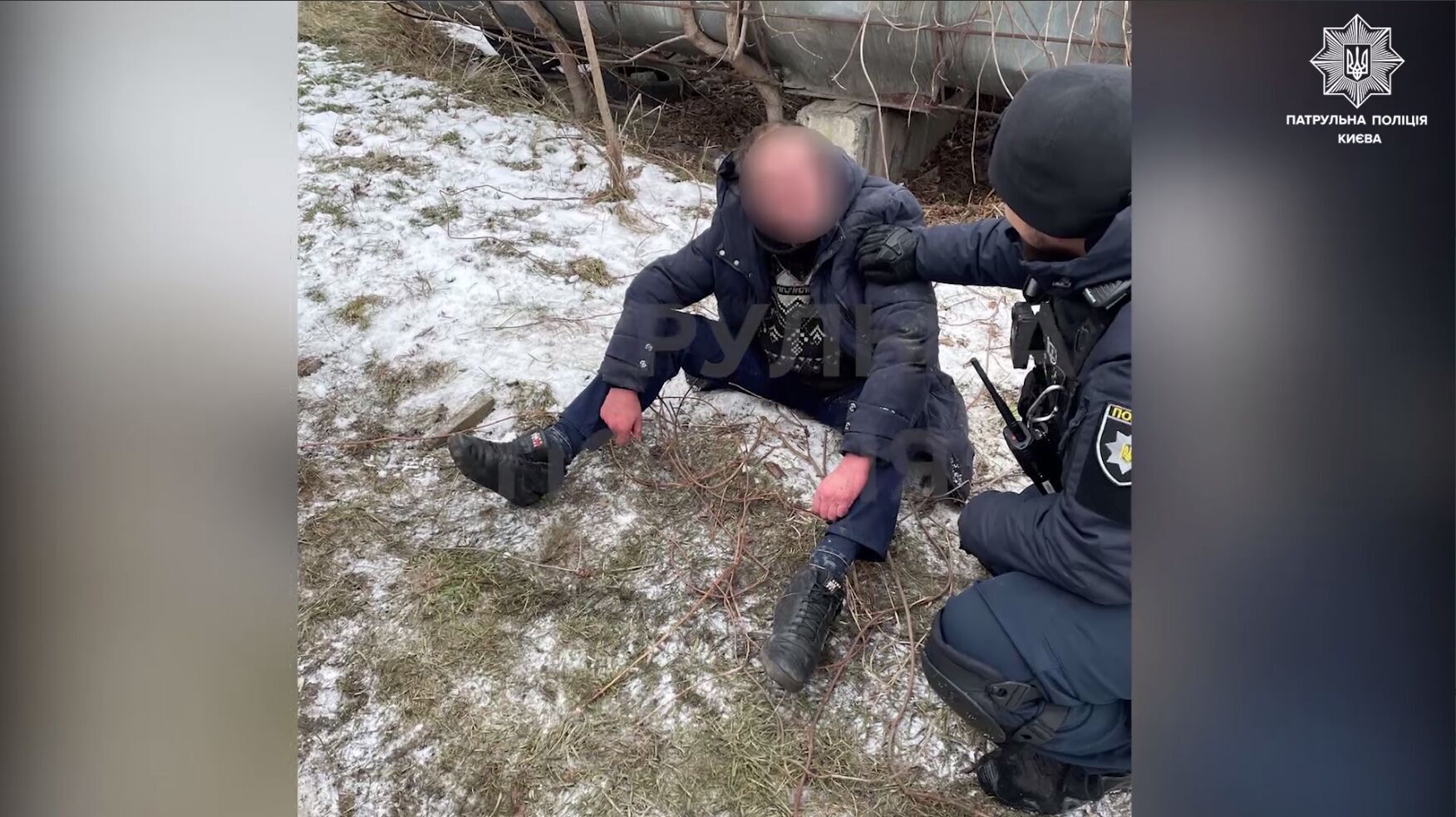 В Киеве мужчина застрял под трубами теплотрассы: пришлось вытаскивать полицейским и спасателям. Видео