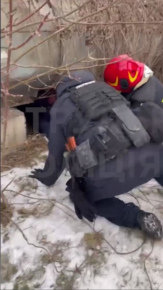 У Києві чоловік  застряг під трубами теплотраси: довелося витягувати поліцейським та рятувальникам. Відео
